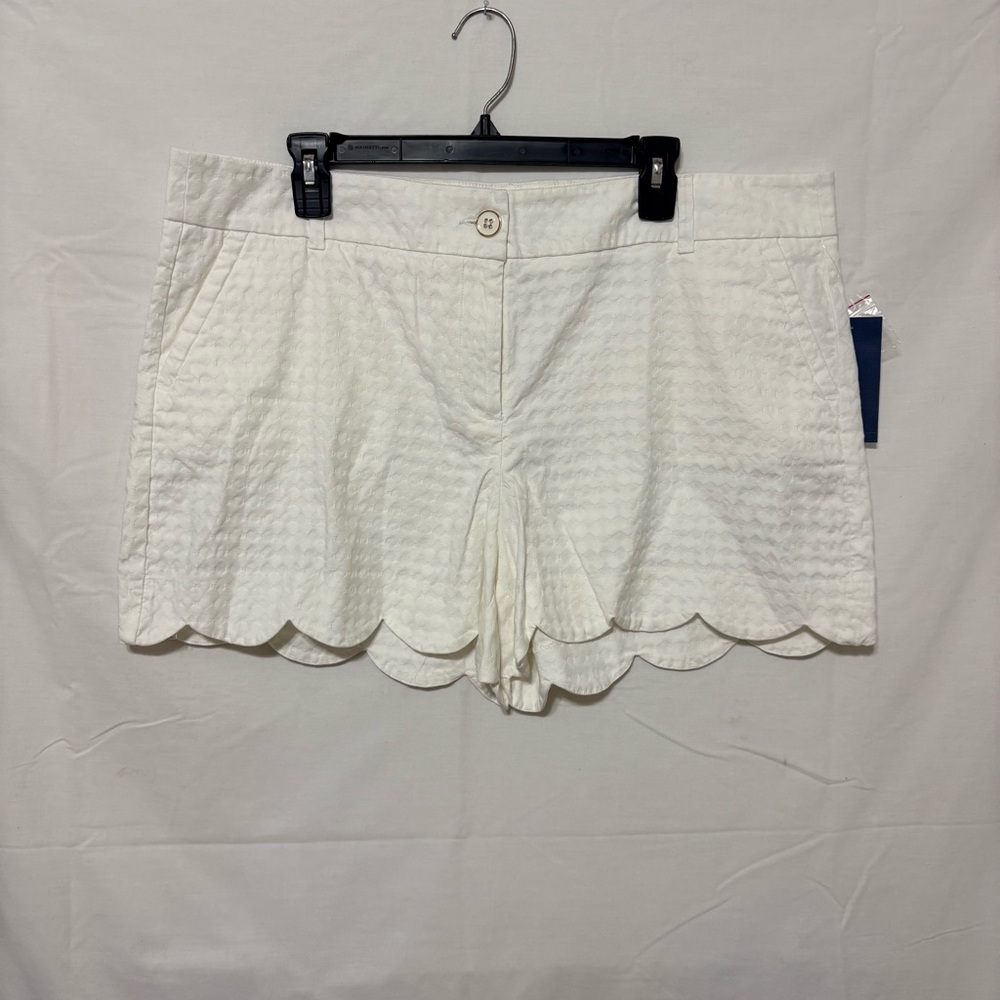 NWT Crown & Ivy Shelby shorts. 
White Scalloped Women Shorts